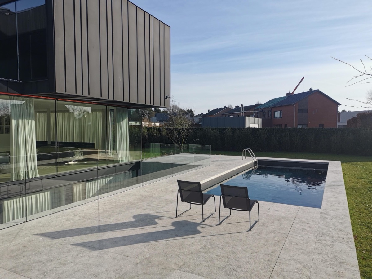 Afgewerkt modern zwembad bij een woning