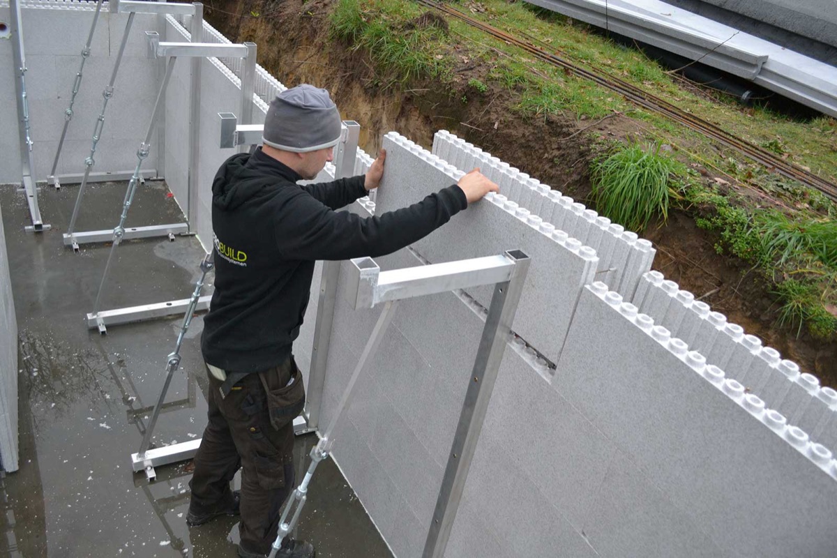 Plaatsen van EPS-zwembadwanden met muursteunen